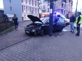 Wypadek na ul. Jagiellońskiej w Bydgoszczy. Kierowca uderzył w znak drogowy [zdjęcia]