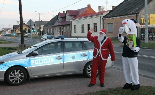 Włoszczowscy policjanci w związku z pandemią codziennie odwiedzają osoby przebywające na kwarantannie. Wśród nich znalazła się 7-letnia Julia wraz ze swoją rodziną. Odwiedził ją Koziołek Spoko, maskotka policji. Przybył razem z Mikołajem. - Wyjątkowi  goście życzyli Julii dużo zdrowia i zostawili upominki. Ta wizyta z pewnością na długo zapadnie w pamięci dziewczynki. Domownicy uwiecznili  mikołajkowe spotkanie na krótkim filmiku – wyjaśniła sierżant sztabowa Monika Jałocha, rzeczniczka włoszczowskich policjantów.Zobacz na kolejnych slajdach - Mikołaj i Spoko z wizytą u dzieci