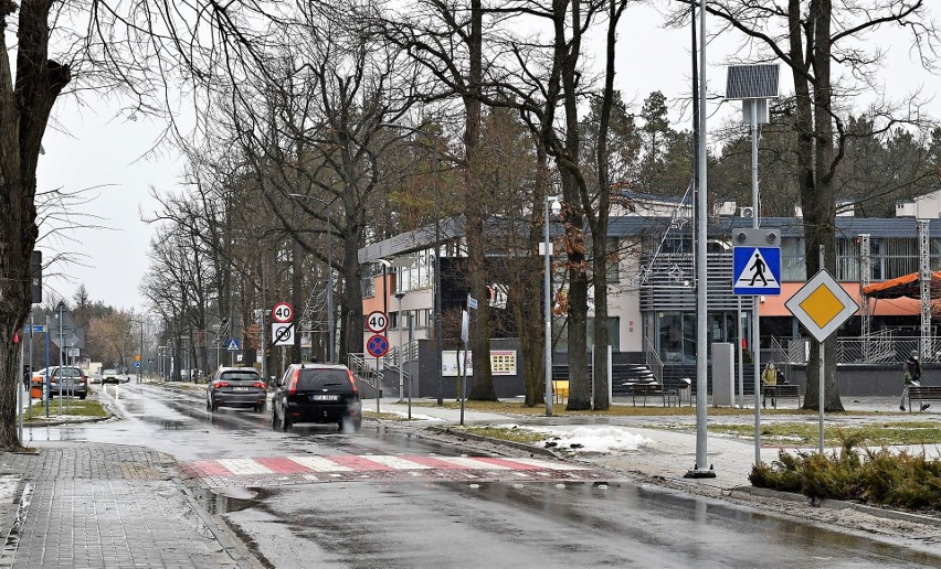 Wyniesione, oświetlone, z oznakowaniem i czujnikiem ruchu...