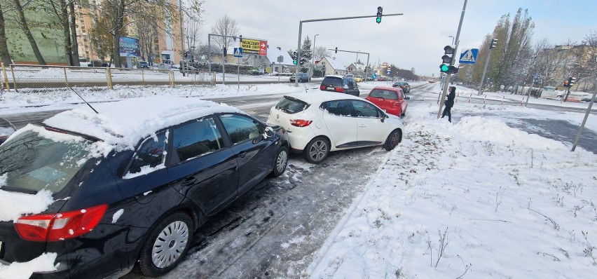 Zderzenie trzech samochodów na ul. Władysława IV w Koszalinie [ZDJĘCIA]