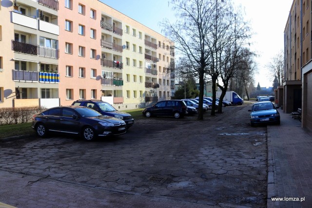 Parkingi w rejonie bloków przy ul. Wojska Polskiego są w złym stanie.