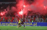 Gorąca atmosfera w Sosnowcu na meczu Zagłębie - GKS. Kibice spalili szaliki. Zobaczcie zdjęcia kibiców