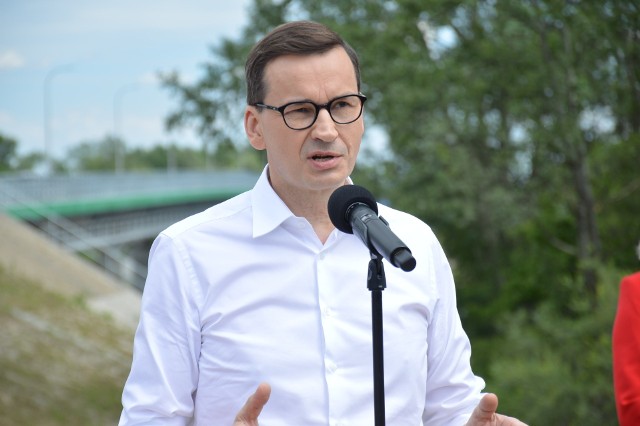 Premier Mateusz Morawiecki przy nowo wybudowanym moście na Dunajcu w Ostrowie koło Tarnowa, 18.06.2022