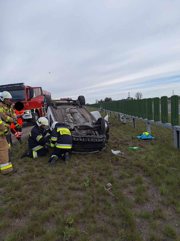 Dachowanie auta na S5 pod Bydgoszczą. Śmigłowiec LPR zabrał jedną osobę do szpitala [zdjęcia]