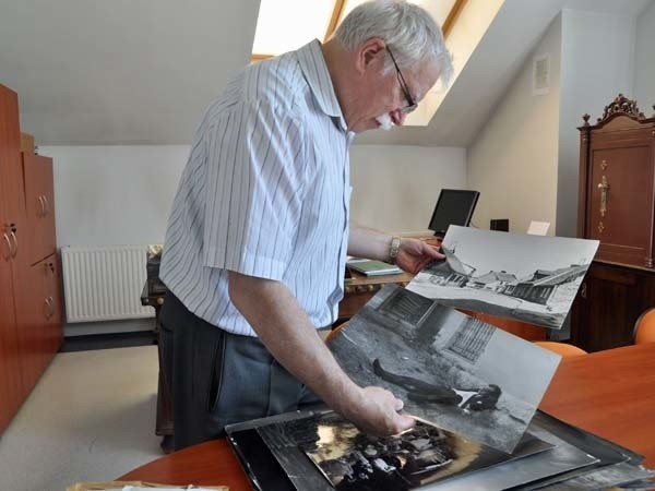 Jerzy Dudź, dyrektor szczecineckiego muzeum, pokazuje zdjęcia Zbigniewa Gabalisa z lat 60. XX wieku.