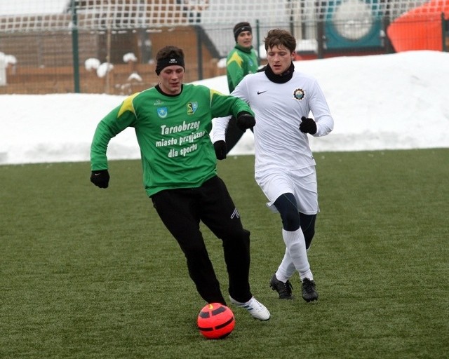 Marcin Truszkowski (z piłką) oraz Tomasz Wolan (z tyłu) mają być najsilniejszymi punktami piłkarskiej drużyny Siarki Tarnobrzeg.