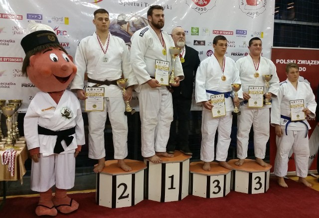 Wiktor Mazurczak (trzeci z prawej) na podium mistrzostw Polski