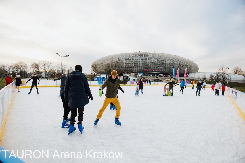 Kraków. Zimowa Arena z lodowiskiem przy hali w Czyżynach otwarta przez cały okres świąteczny [ZDJĘCIA]