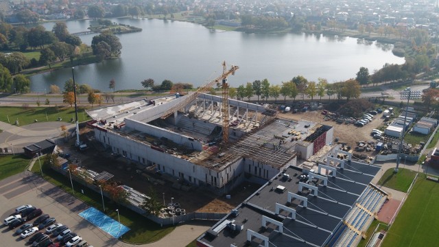 Minął kolejny miesiąc prac prowadzonych przy ul. Zarzecze w związku z budową hali sportowo-widowiskowej Suwałki Arena.