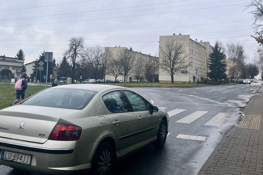 Pełne strachu przejście w rejonie marketu przy ul. Nałkowskich. "Kierowcy nie widzą pieszych"