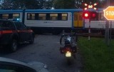 Wypadek na przejeździe kolejowym: BMW zderzyło się pociągiem z 140 pasażerami