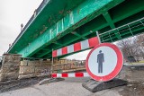 Nowy Sącz. Pod mostem na Lwowskiej nie przejdziesz. Odpada z niego tynk [GALERIA]
