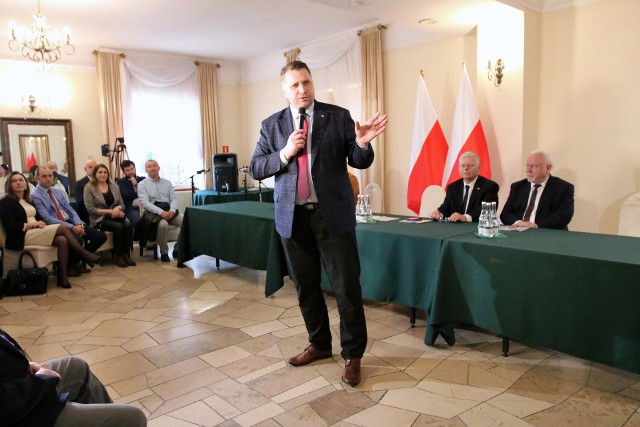 Przemysław Czarnek podczas spotkania z mieszkańcami Szydłowca.