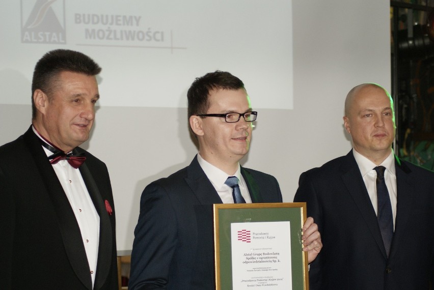 W środku: Marcin Goździkowski, dyr. ds. inwestycji w firmie...