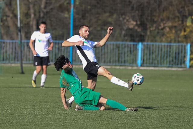 Wiślanie (biało-czarne stroje) celują w 1. miejsce i awans