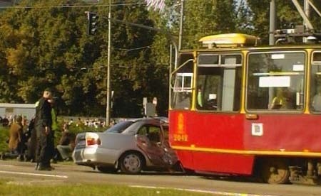 Kierowca z Radomia wjechał wprost pod nadjeżdżający tramwaj.