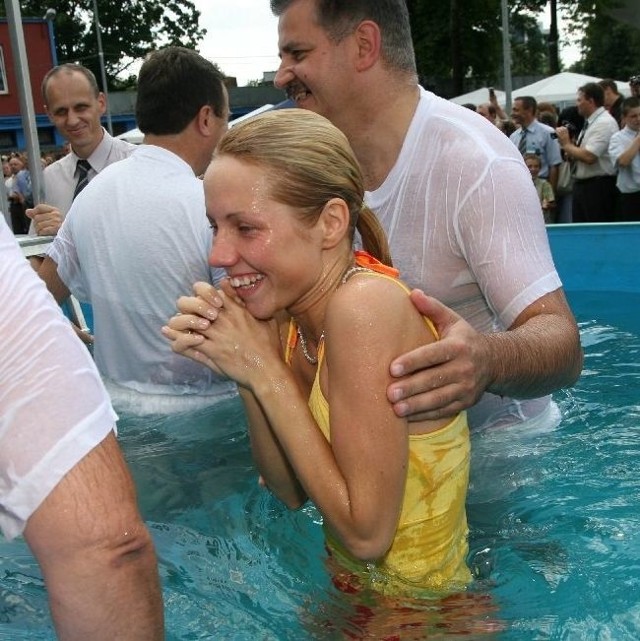 - To najważniejszy moment w moim życiu - mówi Anna Sobolak, która dziś przyjęła chrzest w basenie.
