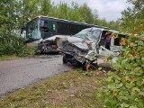 Wypadek autobusu z dziećmi na drodze Leśniki - Radule. Na zakręcie uderzył w niego bus. Kierowca osobówki nie żyje (zdjęcia)