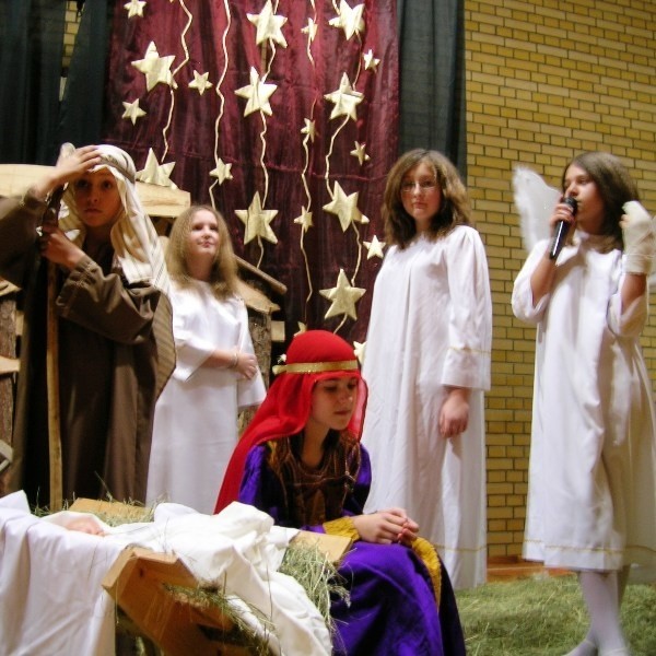 Żadnego wolnego miejsca nie można było znaleźć w wasilkowskim  gimnazjum, gdzie uczniowie wystawili przygotowany przez siebie świąteczno-noworoczny spektakl.