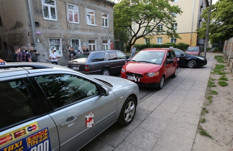 Czerwone mitsubishi zostało zablokowane przez taksówkarzy.