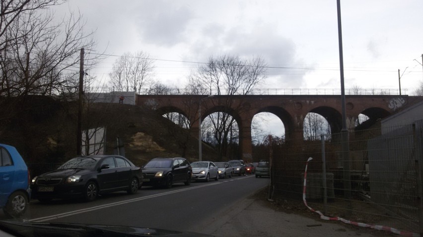 Rybnik: Pod wiaduktem nad Wielopolską zbyt ciasno....