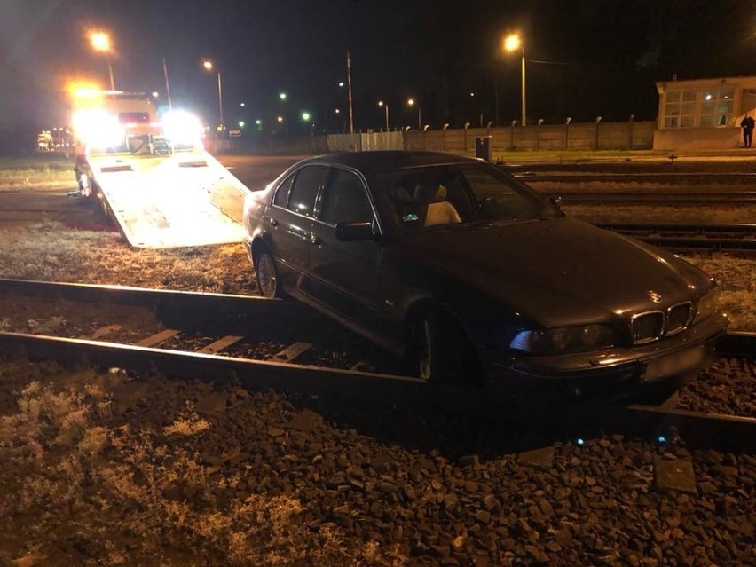 Pijany Ukrainiec wypadł z drogi i zatrzymał czarne bmw na torach. Wstrzymano ruch kolejowy