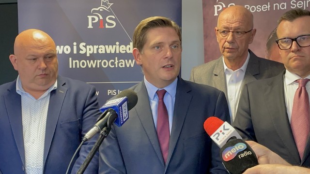Podczas konferencji prasowej poseł Bartosz Kownacki odniósł się do odrzucenia przez Radę Miejską Inowrocławia propozycji wprowadzenia pod obrady punktu dotyczącego uchylenia decyzji polskiego sędziego w sprawie kopalni Turów