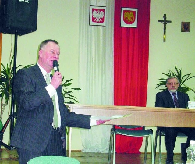 O zagrożeniach związanych z likwidacją sądu w Sokółce mówił radnym sędzia Krzysztof Kruk (z lewej), przewodniczący Wydziału Rodziny i Nieletnich Sądu Rejonowego 