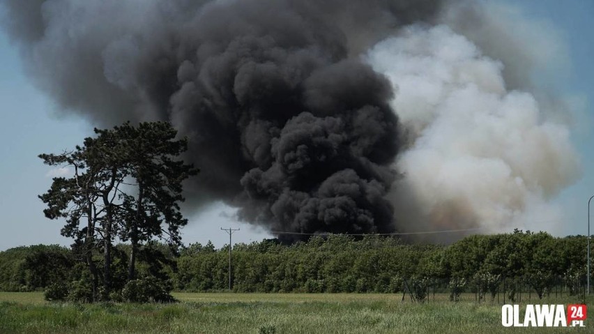 Duży pożar wysypiska pod Oławą. Czarny dym widać z wielu kilometrów (ZDJĘCIA) 