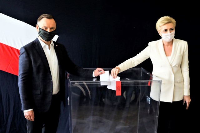 Pierwszą turę wyborów prezydenckich 2020 wygrał Andrzej Duda, który w niedzielę głosował wraz z żoną Agatą 