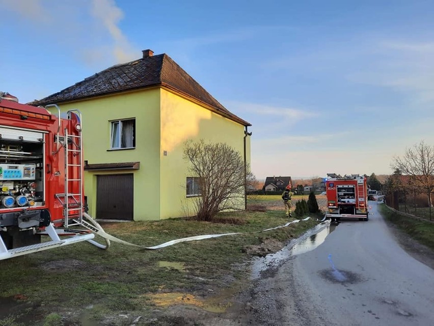 Pożar domu w Dąbrowie Szlacheckiej w gminie Czernichów. Na...