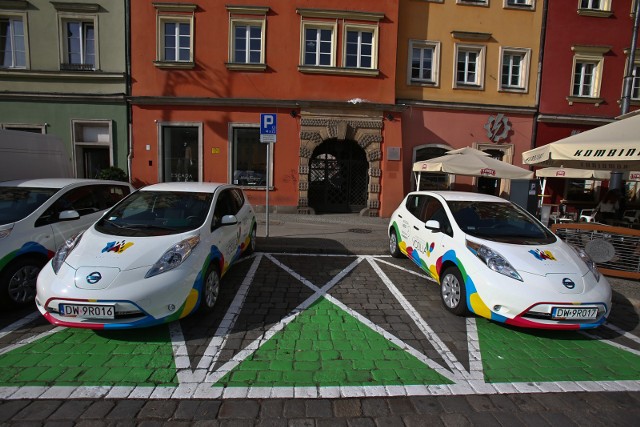 Zielone koperty w centrum Wrocławia nie są znakami drogowymi. A więc kierowcy nie muszą się do nich stosować