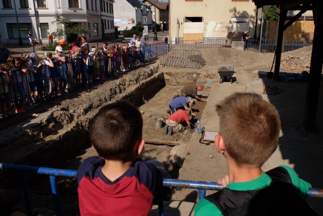Praca archeologów w centrum Chojnic w sąsiedztwie Bramy Człuchowskiej i Szkoły Podstawowej nr 1 cieszyła się sporym zaiteresowaniem chojniczan. Teraz poznaliśmy jej efekty - są równie ciekawe.