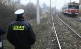 52-letni mieszkaniec powiatu lublinieckiego chciał odebrać sobie życie na torach kolejowych. Uratowali go policjanci