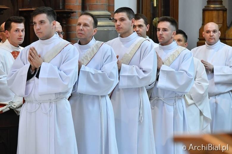 Archidiecezja Białostocka ma siedmiu nowych kapłanów. Diakoni przyjęli święcenia kapłańskie w Białymstoku [ZDJĘCIA]