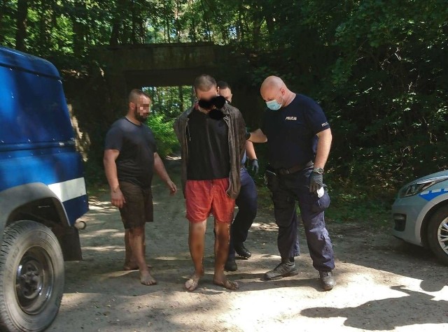 W czwartek, 6 sierpnia, policja zatrzymała trzech mężczyzn, którzy zdemolowali m.in. wiatę nad jeziorem w Lubniewicach. Zanim jednak do tego doszło, jednego z nich trzeba było ratować przed śmiercią. O całym zdarzeniu poinformował na Facebooku WOPR Lubniewice. - Dzisiaj trzech mężczyzn postanowił zabawić się nad jeziorem, Lubiąż w Lubniewicach. I zniszczyć kilka rzeczy – czytamy.  Wandale zdemolowali wiatę, zniszczyli tablicę informacyjną i rozpalili ogień w lesie. Do akcji wkroczyli policjanci i leśnicy. Mężczyźni rzucili się do ucieczki. Jeden z nich wpadł do bagna i zaczął się topić. Niewiele brakowało, by stracił życie. Bardzo dobra współpraca z leśniczym Nadleśnictwa Lubniewice, policją z Sulęcina i Lubniewic przyczyniła się do szybkich działań ratowniczych oraz zatrzymania mężczyzny – informuje WOPR. źródło: WOPR Lubniewice 