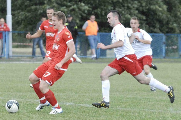 Sebastian Radzio (z lewej) liczy, że dobrze go znający trener Radosław Mroczkowski da mu szansę pokazania się w ekstraklasie.