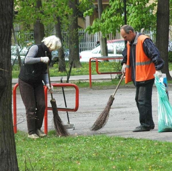 Pracownicy Zakładu Usług Komunalnych porządkują parkowe alejki od kilku tygodni.