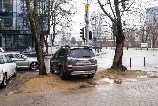 Zanim kierowca zaparkuje powinien zasygnalizować zamiar wykonania manewru pozostałym uczestnikom ruchu. Należy parkować w wyznaczonym do tego miejscu i nie najeżdżać na sąsiednie - nawet minimalne wjechanie na miejsce obok może zablokować możliwość wjazdu innemu kierowcy. Kierowca powinien parkować tak, aby z każdej strony zostawić min. 40 cm na swobodne otwarcie drzwi i nieskrępowane wyjście z auta. Należy także umożliwić przejście pieszym.Fot. naszemiasto.pl