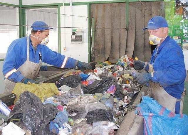 Radni Grudziądza zdecydowali: Za śmieci zapłacimy mniej Do końca roku będą obowiązywać wcześniej ustalone stawki: 36 zł lub 50 zł w przypadku braku segregacji odpadów.