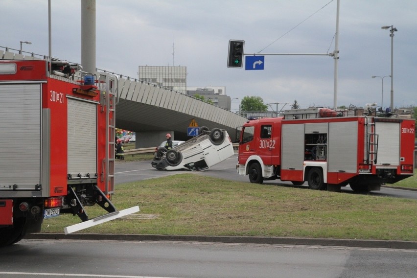 Wrocław: Groźny wypadek na placu Społecznym. Ford na dachu (FILM, ZDJĘCIA)