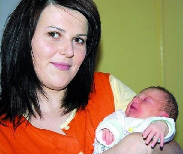 Anastazja Kamińska urodziła się w czwartek 22 stycznia. Ważyła 2800 g i mierzyła 51 cm. To drugie dziecko Moniki i Daniela z Kadzidła. Ma brata Bartka (6 lat).