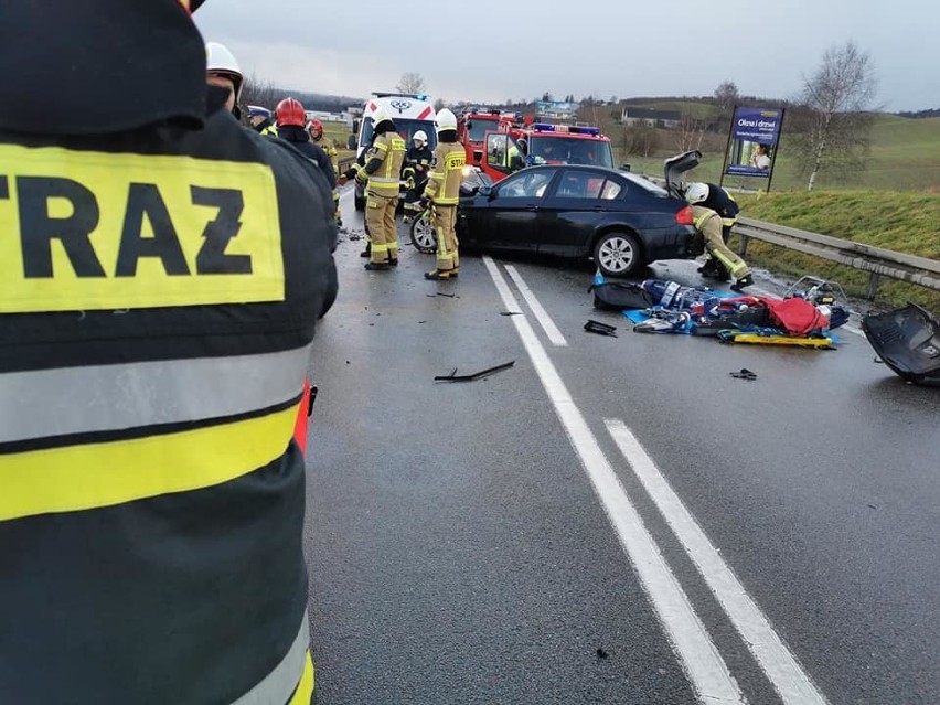 Tragiczny wypadek w Lniskach. Jedna ofiara śmiertelna, trzy osoby ranne pod Żukowem. Droga zablokowana! [27.12.2019]