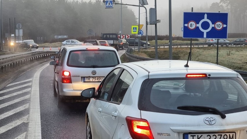 Po karambolu na S74 w Cedzynie, były duże utrudnienia. Zablokowane Kielce i okolica. Zobacz zdjęcia 