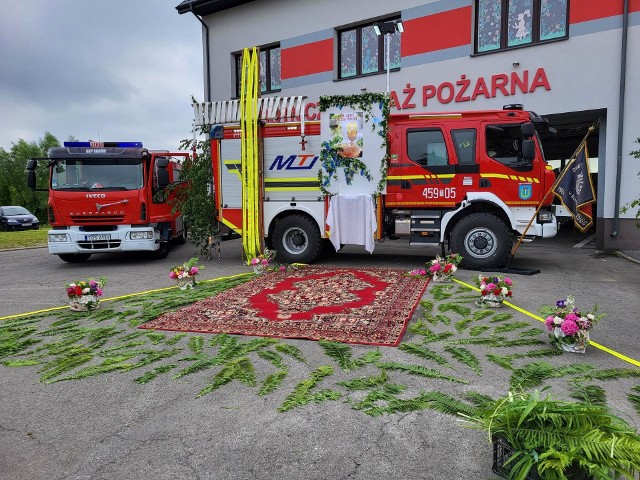 Druhowie strażacy z Kunowa przygotowali niezwykły ołtarz na wozie strażackim. Więcej na kolejnych zdjęciach.