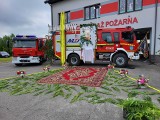 Niezwykły ołtarz na Boże Ciało w Kunowie. Druhowie przygotowali go na... wozie strażackim. Zobacz zdjęcia