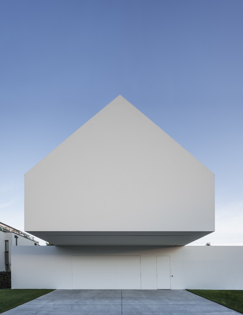 Dom Kwadrantowy Roberta Koniecznego podąża za słońcem. Architekt z Katowic zaprojektował dom z ruchomym tarasem