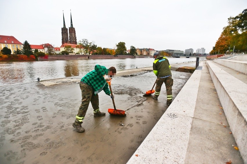 Wysoka fala na Odrze przeszła przez Wrocław. Teraz trzeba po niej posprzątać [ZDJĘCIA]