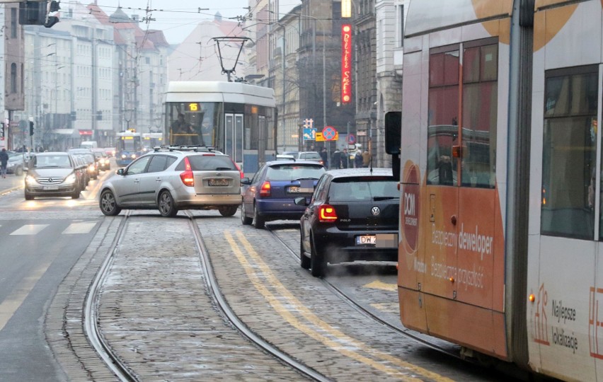 Dantejskie sceny na skrzyżowaniu Piłsudskiego ze Stawową. Posypią się mandaty! (ZDJĘCIA, FILM)