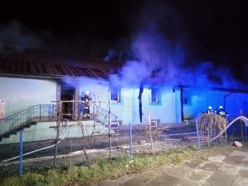 Pożar zakładu produkcyjnego w Baranowie Sandomierskim. Na miejscu działali strażacy [ZDJĘCIA]